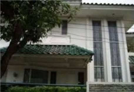 Bangka Bed And Breakfast Джакарта Екстериор снимка